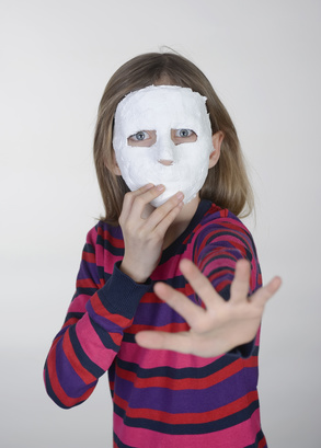 kleines Mädchen mit Maske